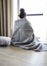 Handgefertigte Wolldecke / Große Tagesdecke aus Wolle Tumar 'Aigul' Geo graublau 225x240