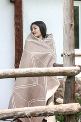 Handgefertigte Wolldecke / Tagesdecke aus Wolle Tumar 'Aigul' Natur hellbraun 225x150