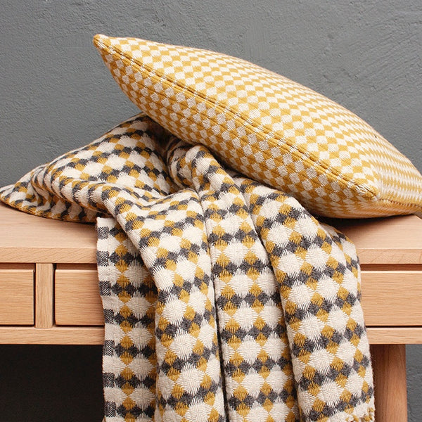 Wolldecke / Plaid aus Merinowolle Burel Factory 'Azulejo bicolor' senfgelb-beige 130x180