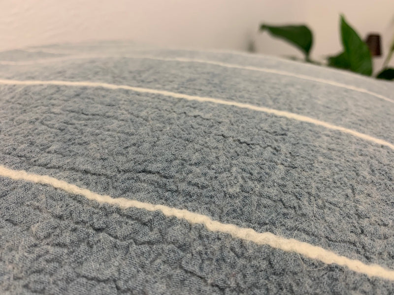 Wollkissen / Kissenbezug aus Wolle Tumar 'Aigul' Geo graublau gestreift 60x40