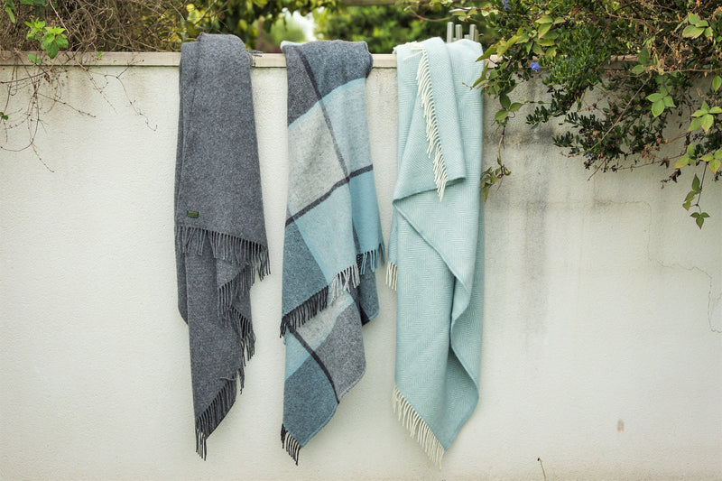 Wolldecke / Plaid aus Wolle Tweedmill 'Fishbone' Duck Egg 150x183