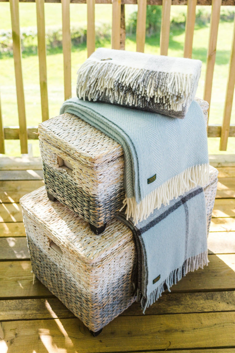 Wolldecke / Plaid aus Wolle Tweedmill 'Fishbone' Duck Egg 150x183
